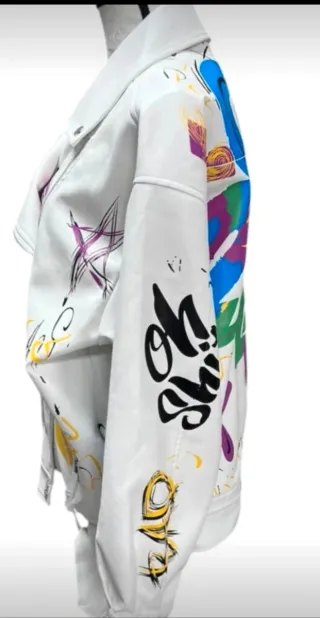 Cazadora blanca con diseño graffiti