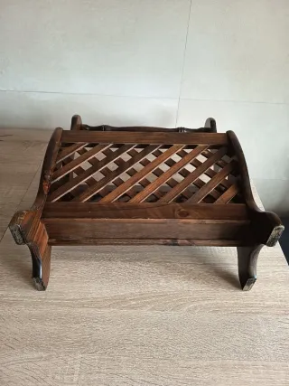 Revistero de madera con asa