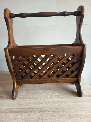 Revistero de madera con asa