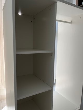 Armario blanco con barra para colgar