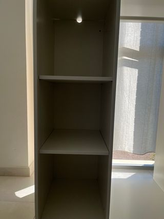 Armario blanco con barra para colgar