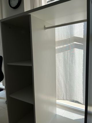 Armario blanco con barra para colgar