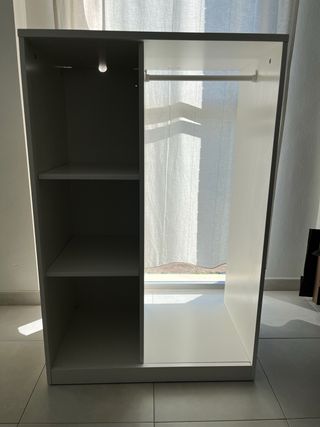 Armario blanco con barra para colgar