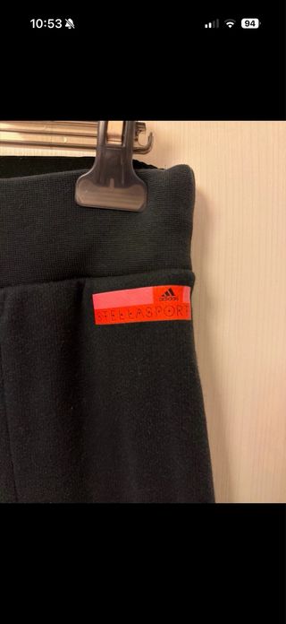 Pantaloni tuta Adidas neri con dettagli rossi