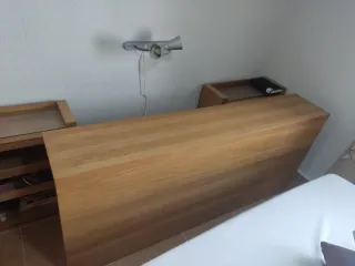 Cabecero extensible con mesitas integradas