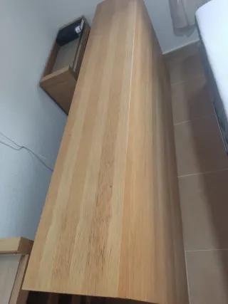 Cabecero extensible con mesitas integradas