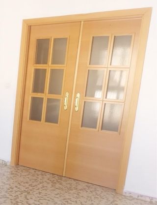 Puertas correderas de madera con cristal