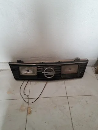 Rejilla Opel con Faros y Logo
