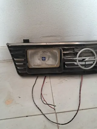 Rejilla Opel con Faros y Logo