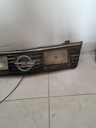 Rejilla Opel con Faros y Logo