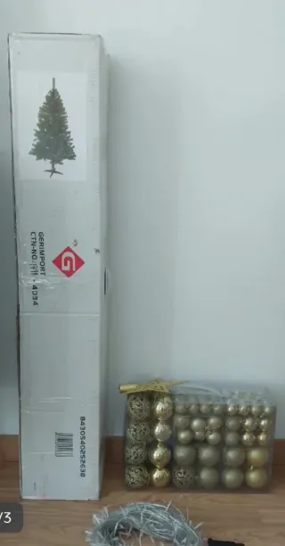 Árbol de Navidad con luces y adornos