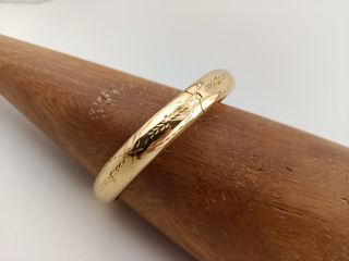 Pulsera rígida dorada labrada