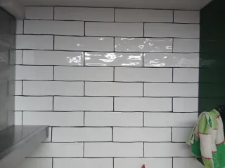 Azulejo cerámico blanco alargado