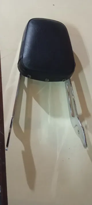 Respaldo custom cuero y acero moto