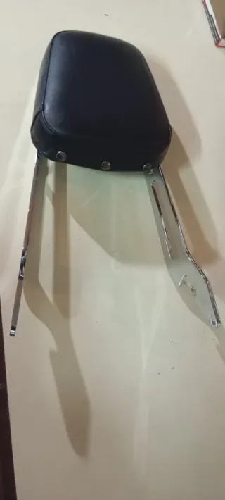 Respaldo custom cuero y acero moto