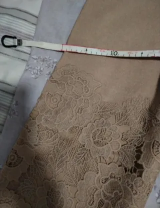 Pantalón de punto y crochet beige.