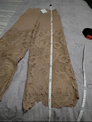 Pantalón de punto y crochet beige.