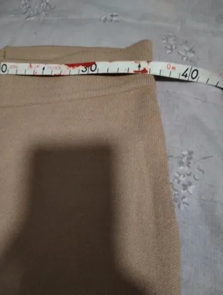 Pantalón de punto y crochet beige.