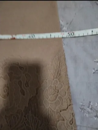 Pantalón de punto y crochet beige.