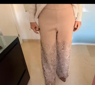 Pantalón de punto y crochet beige.