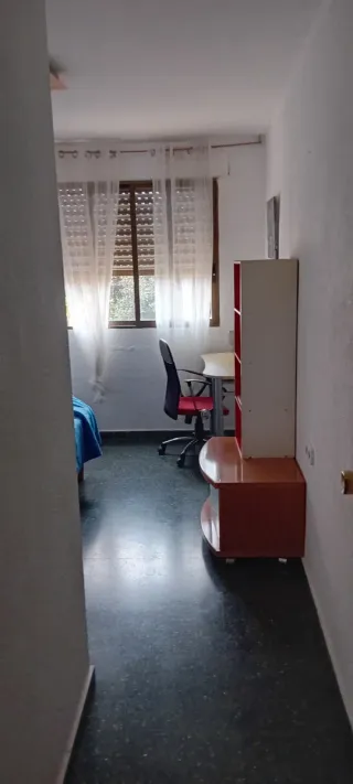 Se alquila habitación persona sola latina