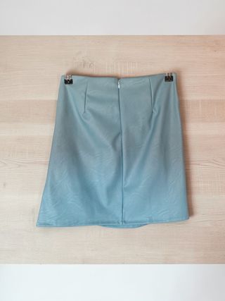 Falda azul efecto piel