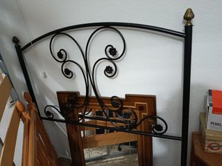 Cabecero de forja y madera