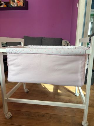 Minicuna bebé rosa con ruedas