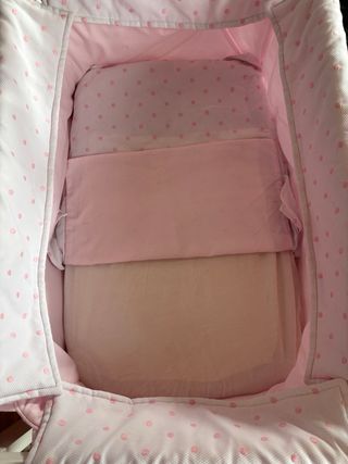 Minicuna bebé rosa con ruedas