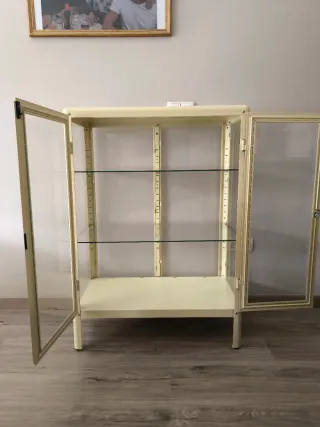 Vitrina Metálica y Cristal Beige