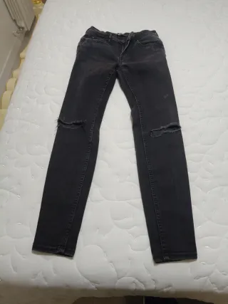 Pantalón pitillo elástico, con rotos en rodillas