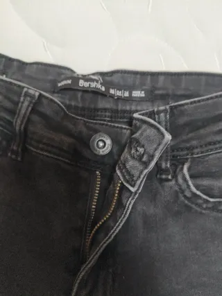 Pantalón pitillo elástico, con rotos en rodillas