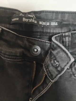 Pantalón pitillo elástico, con rotos en rodillas
