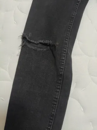 Pantalón pitillo elástico, con rotos en rodillas