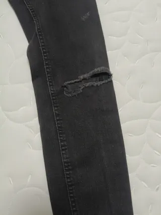 Pantalón pitillo elástico, con rotos en rodillas