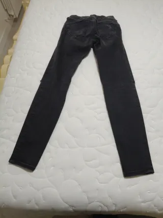 Pantalón pitillo elástico, con rotos en rodillas