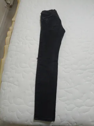 Pantalón pitillo elástico, con rotos en rodillas