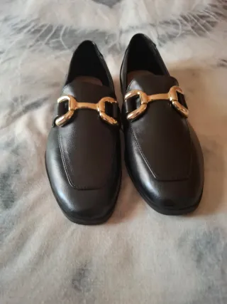 Zapatos negros talla 38 con hebilla dorada