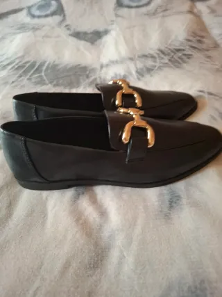 Zapatos negros talla 38 con hebilla dorada