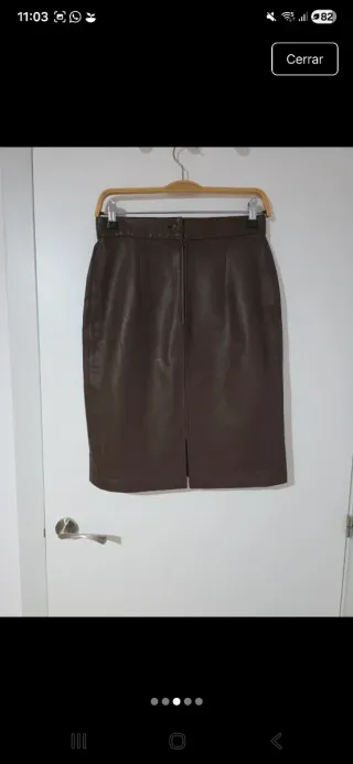 Falda midi de piel marrón