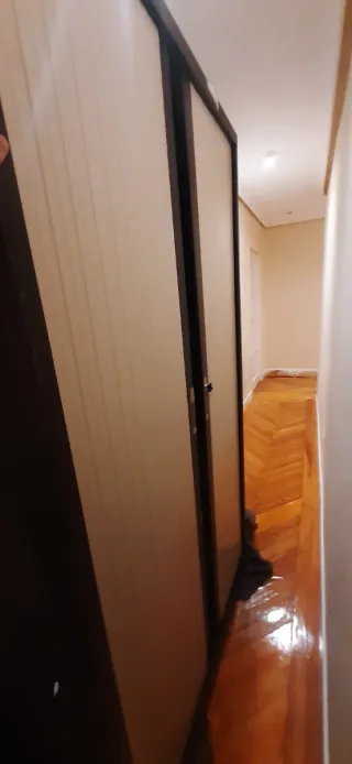 Dos armarios archivadores metálicos beige y marrón