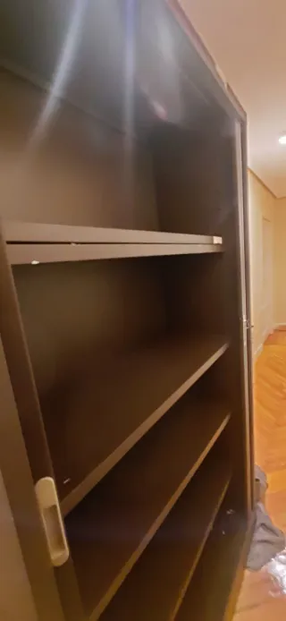 Dos armarios archivadores metálicos beige y marrón