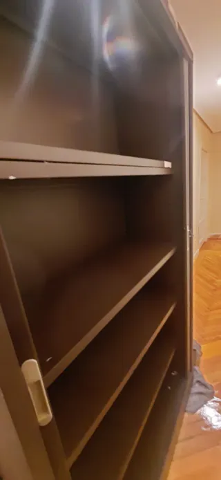 Dos armarios archivadores metálicos beige y marrón