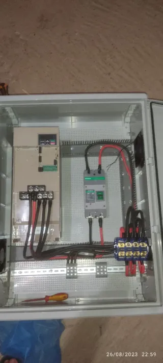 Técnico en electricidad de mantenimiento industria