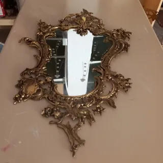 Espejo de bronce antiguo con marco ornamentado
