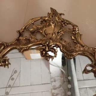 Espejo de bronce antiguo con marco ornamentado