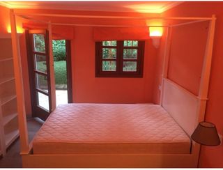 Cama de madera con dosel, blanca