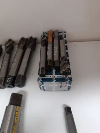 Machos de roscar de taller mecánico