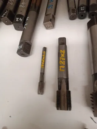 Machos de roscar de taller mecánico