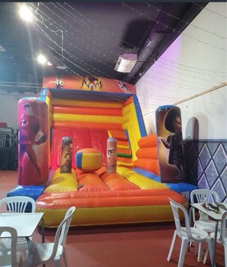 Alquiler castillo hinchable, mesas y sillas